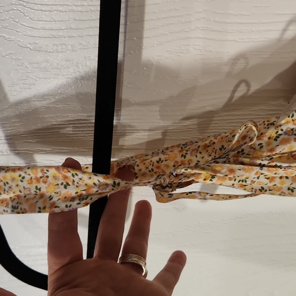 Adorable floral yellow dress with adjustable tie straps and zipper - Picture 6 of 8